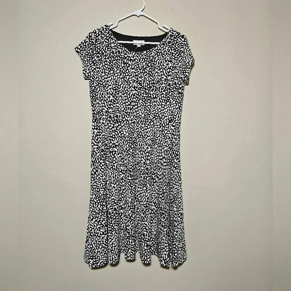 LOFT Short Sleeve Dress Women's Size 8 Black White Stretch Pullover Animal Print - Picture 1 of 8